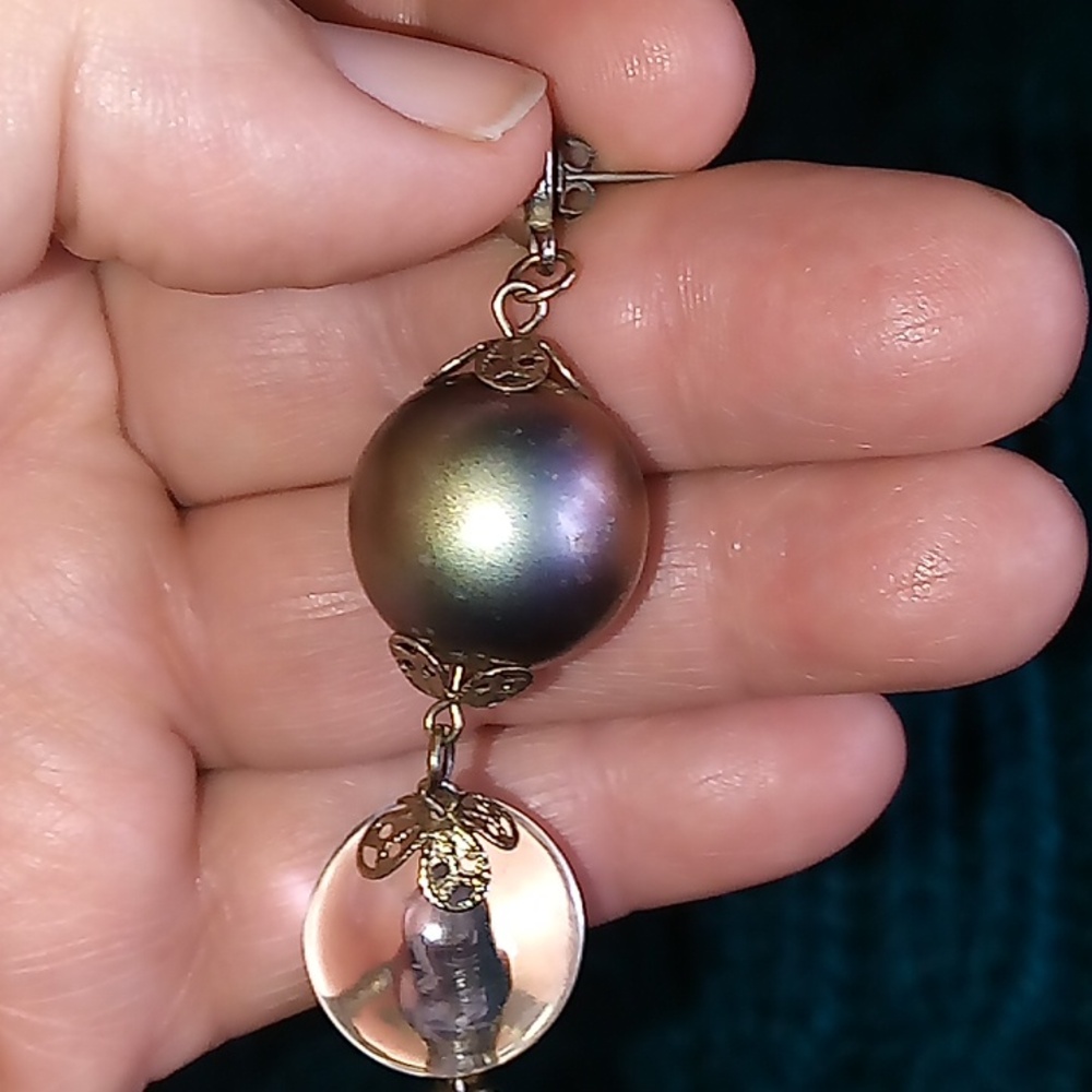 Elegant Filigree Pearl and Crystal Drop Earrings With One Pearlescent Bead. - Picture 3 of 6
